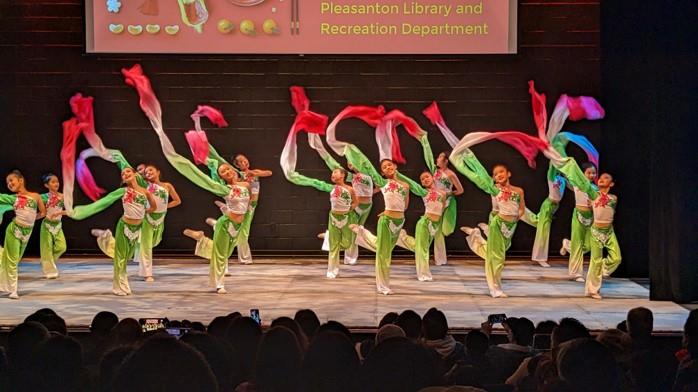 lunar new year dancers dancing